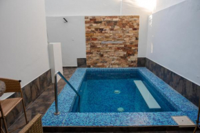2BR-3BA Condo Block from Beach w Rooftop Jacuzzi
